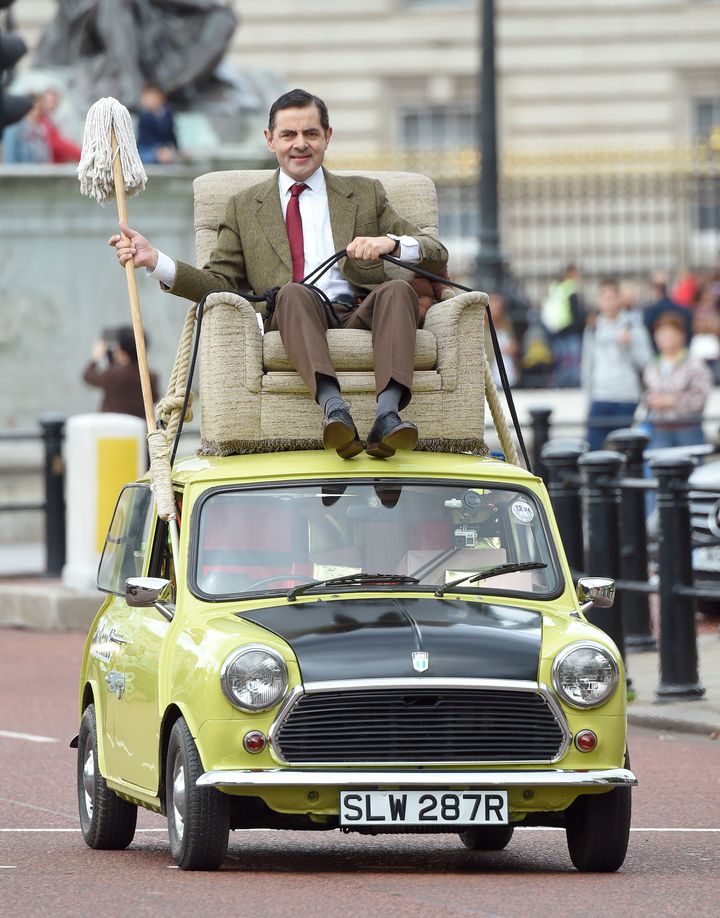 Mr. Bean sedící na Mini Cooperu, osm aut z filmu na hopppygo