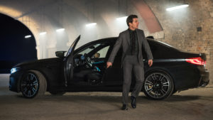 Ethan Hunt (Tom Cruise) vedle svého BMW M5 v M:I Fallout